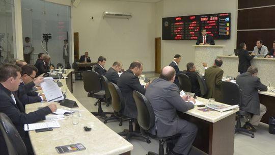 Vereadores aprovam licença não remunerada de 15 dias para o prefeito Percival Muniz (PPS)