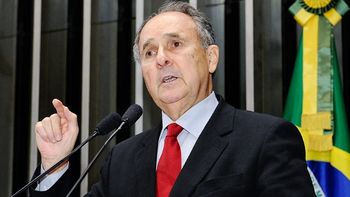 Desvios na Petrobras e resultado do Ideb são 'escândalos', diz Cristovam