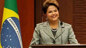 Seleção brasileira está acima da política, diz presidenta