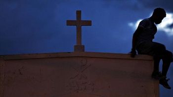 Acossado por escândalos, Vaticano repete políticos e culpa a imprensa
