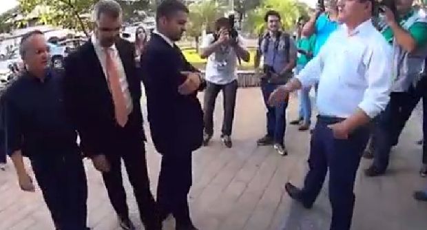 Deselegância: Vídeo mostra Taques negando cumprimento a Muvuca
