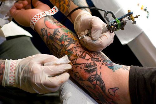 Anvisa suspende venda e determina apreensão de tinta para tatuagem
