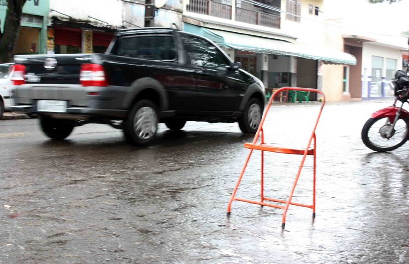 Vereadores aprovam projeto que proíbe a reserva de vagas de estacionamento no comércio