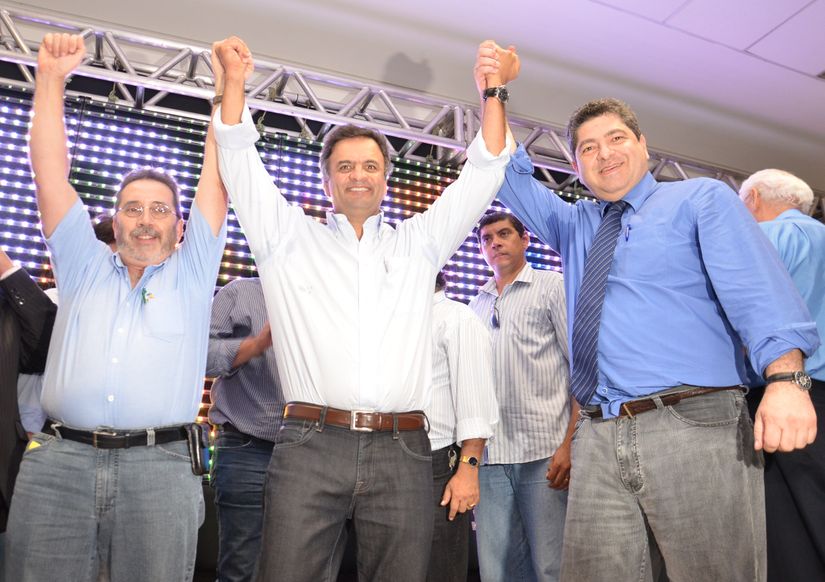 Aécio Neves, em encontro, reclama da falta de iniciativos do governo federal