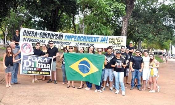 Eleitores de candidato derrotado fazem ato contra Dilma