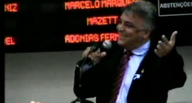 Emoções: Hussein se despede cantando e diz que pretende voltar à Câmara 'em definitivo'