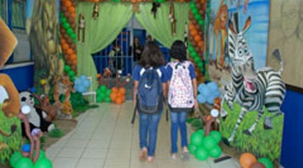 Com decoração especial, escolas municipais fazem festa para receber alunos no início do ano letivo