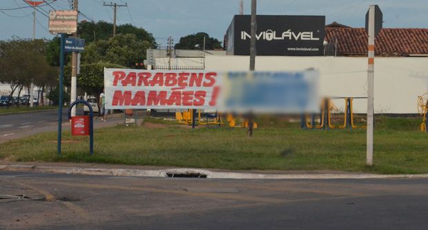 Políticos exageram e causam dificuldades no trânsito