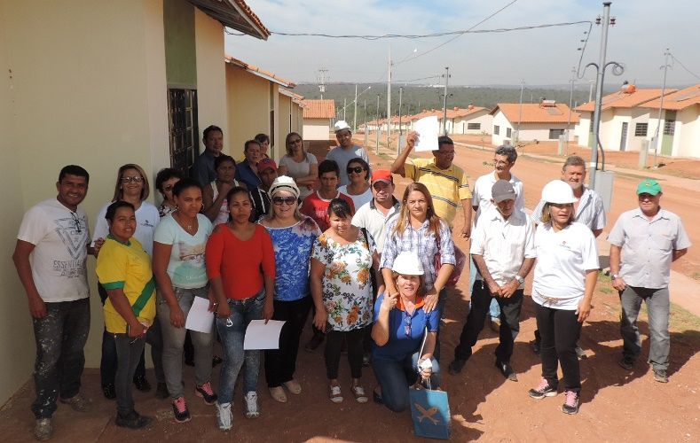Futuros moradores e técnicos de acompanhamento visitam casas do Dona Fiúca