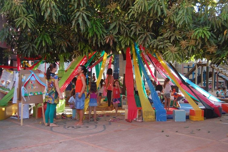 Escola Municipal Elaine Aparecida de Oliveira Lopes monta tenda da leitura