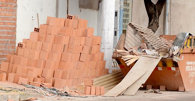 Obra para instalação de universidade impossibilita acesso ao passeio público