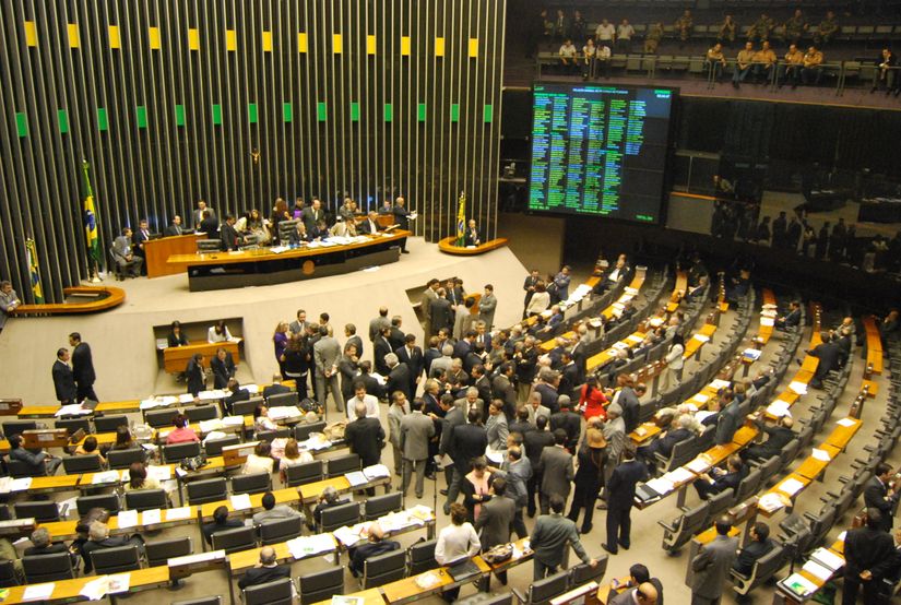 Ong decide fazer ‘tefefonaço’ contra o pagamento de benefícios as esposas de deputados