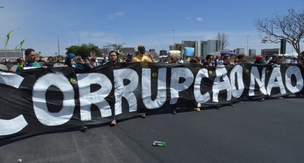 Em Brasília manifestantes pedem expropriação dos bens de corruptos e corruptores