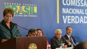 Dilma chora ao receber relatório da Comissão da Verdade: país merece a verdade