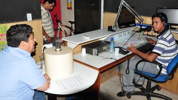 Ananias Filho (PR) visita empresa e concede entrevista em Rádio Comunitária