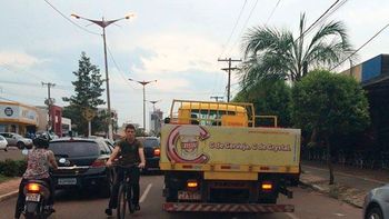Caminhão de entrega de cervejaria em fila dupla  toma conta da Lions Internacional