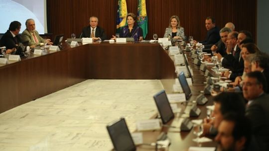 Dilma anuncia R$ 50 bilhões para mobilidade urbana e quer convocar plebiscito sobre reforma política