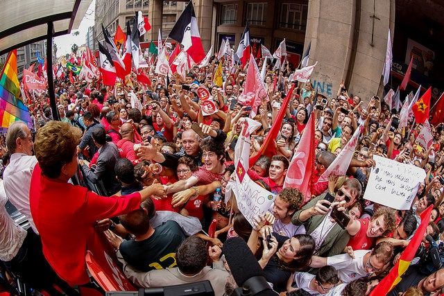 Dez mil gaúchos caminham com Dilma em Porto Alegre