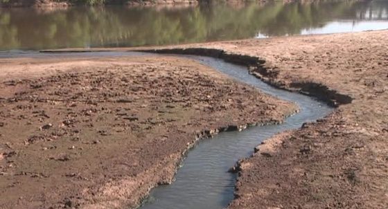 Esgoto no rio mostra incompetência da Prefeitura e reforça mistério sobre arrecadação do Sanear