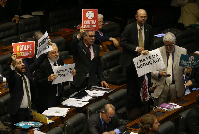 Câmara dos Deputados aprova redução da maioridade penal em 1º turno