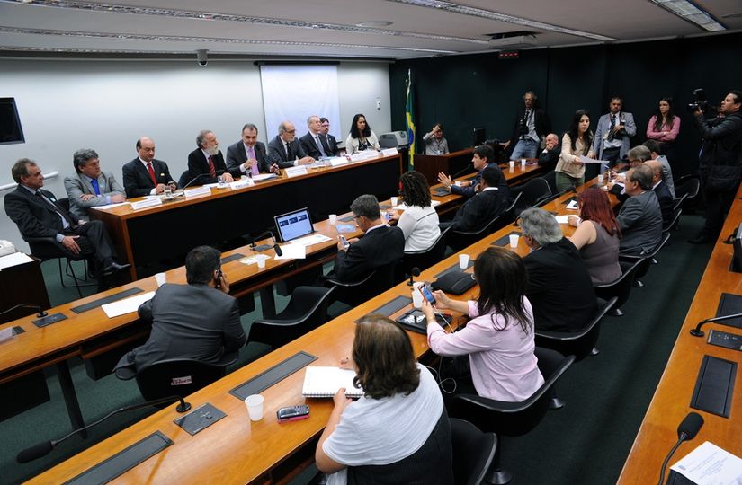 Entidades criticam contratação de médicos estrangeiros para trabalhar no Brasil