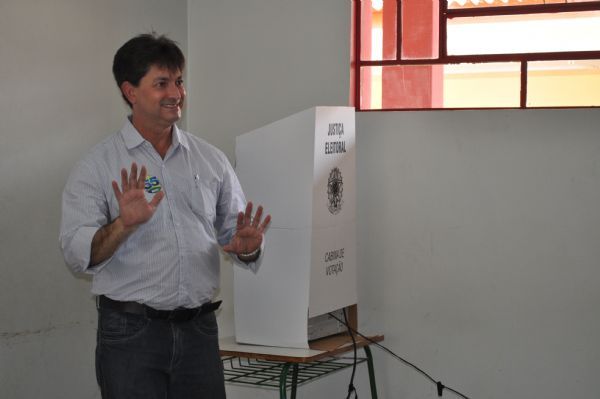 Com 23% de rejeição, Carlos Brito vota e diz que não irá comentar a falta de apoio na campanha