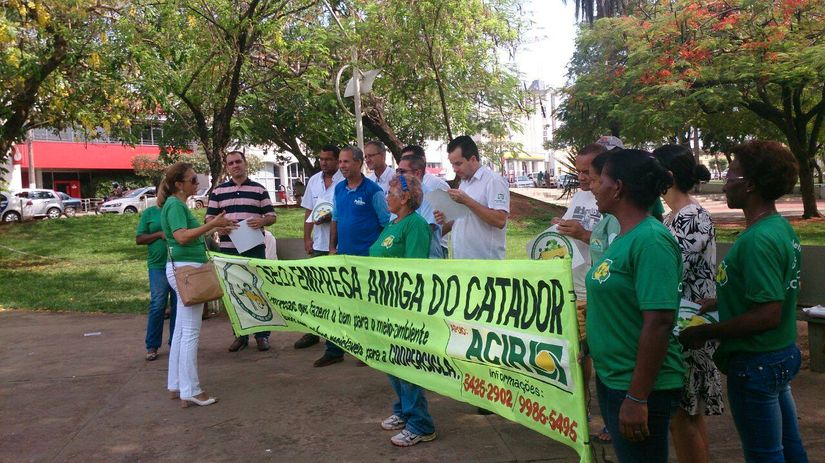 Empresas que fazem coleta seletiva do seu lixo recebem selo Amigo do Catador