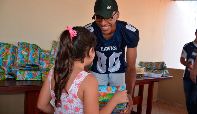 Rondonópolis Hawks doa brinquedos para crianças de recuperandas 