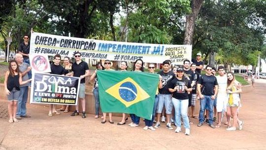 Eleitores de candidato derrotado fazem ato contra Dilma