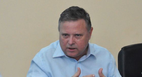 Blairo Maggi aparece com calça rasgada e desperta curiosidade