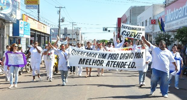 No 4º dia de greve, profissionais de enfermagem fazem passeata pelas ruas de Rondonópolis