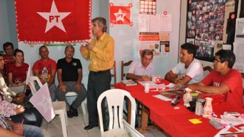 PT substitui fogos por balões e 'passa a sacola' até entre jornalistas