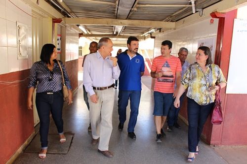 Zé Carlos do Pátio visita 31 escolas estaduais e garante investimentos na infraestrutura