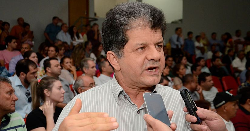 Populares lotam galerias da Câmara exigindo fim de verba indenizatória; vereadores dizem que não