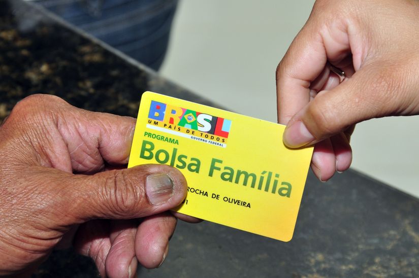 Ministério identifica 2.168 políticos com mandato que continuam recebendo Bolsa Família