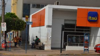 Idoso fecha buraco que comerciantes e banco ignoravam