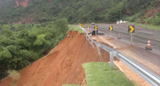Erosão é constatada pela PRF na Serra da Petrovina; parte do acostamento está comprometido