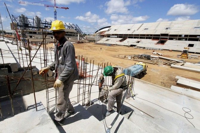 Enganosa: Propaganda do Governo Federal 'comemora' obras problemáticas