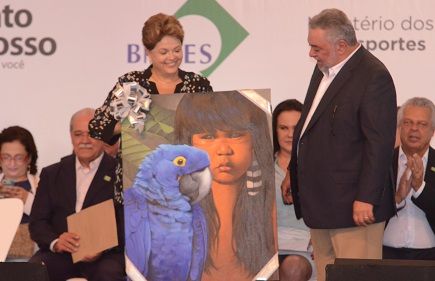 Presidenta vem fazer entrega, mas também recebe presentes