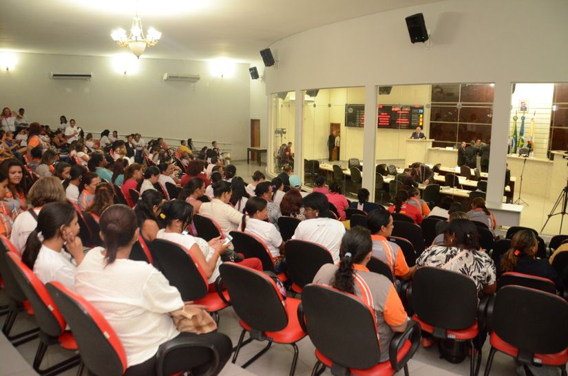 Vereadores derrubam veto do prefeito sobre projeto de efetivação de agentes