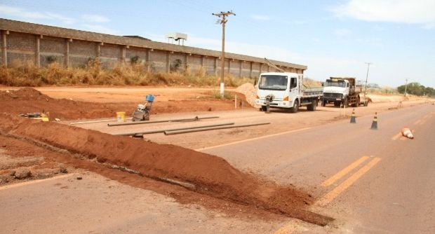 Obra em cemitério causa interdição parcial da pista na MT-130