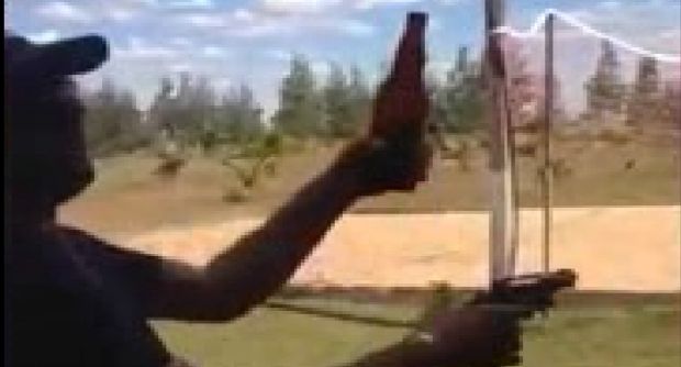 Jovem fanfarrão abre cerveja com tiro de revólver e posta vídeo em redes sociais