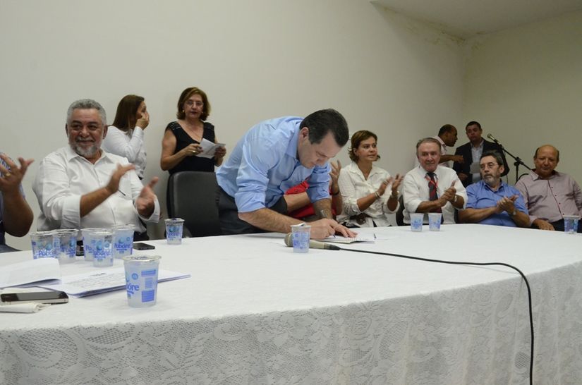 Silval assina ordem de serviço para asfaltamento da MT-040 e diz não ter cortado recursos da saúde