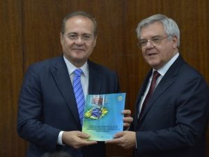 Presidente do Senado recebe de juristas proposta da nova Lei de Execuções Penais
