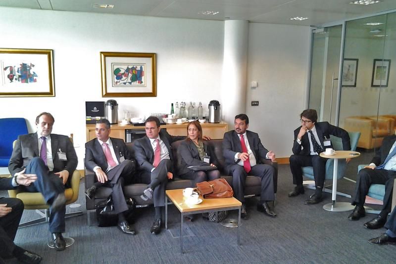Parceria entre Governo e Banco Investec é firmada em Londres