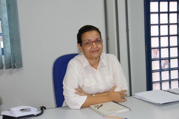 Secretária de Saúde vai até a Câmara e diz que meta é a humanização dos serviços