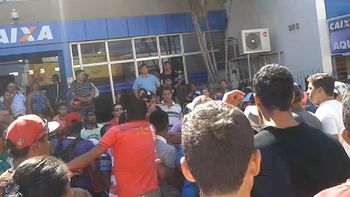 Veja o vídeo: Invasores do André Maggi agridem trabalhador que tentou entrar em agência bancária