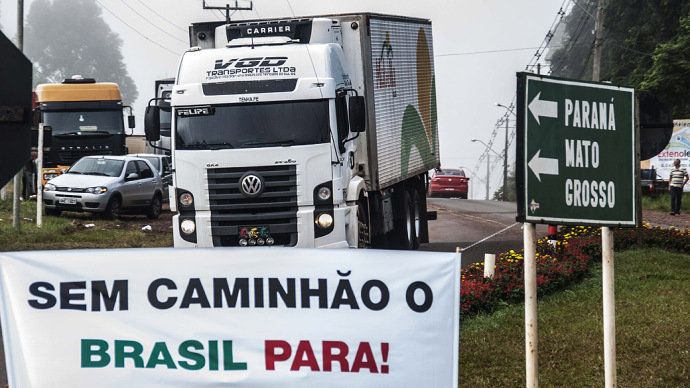 Caminhoneiros voltam a fechar rodovias e querem a cabeça de Dilma