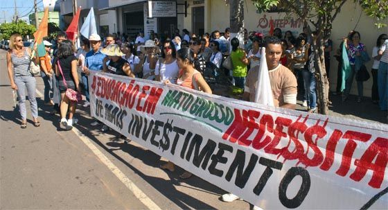 Polícia que falta para bandido, sobra contra professor 