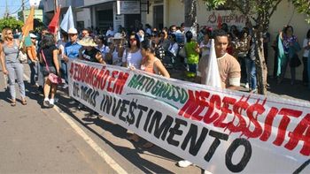 Polícia que falta para bandido, sobra contra professor 